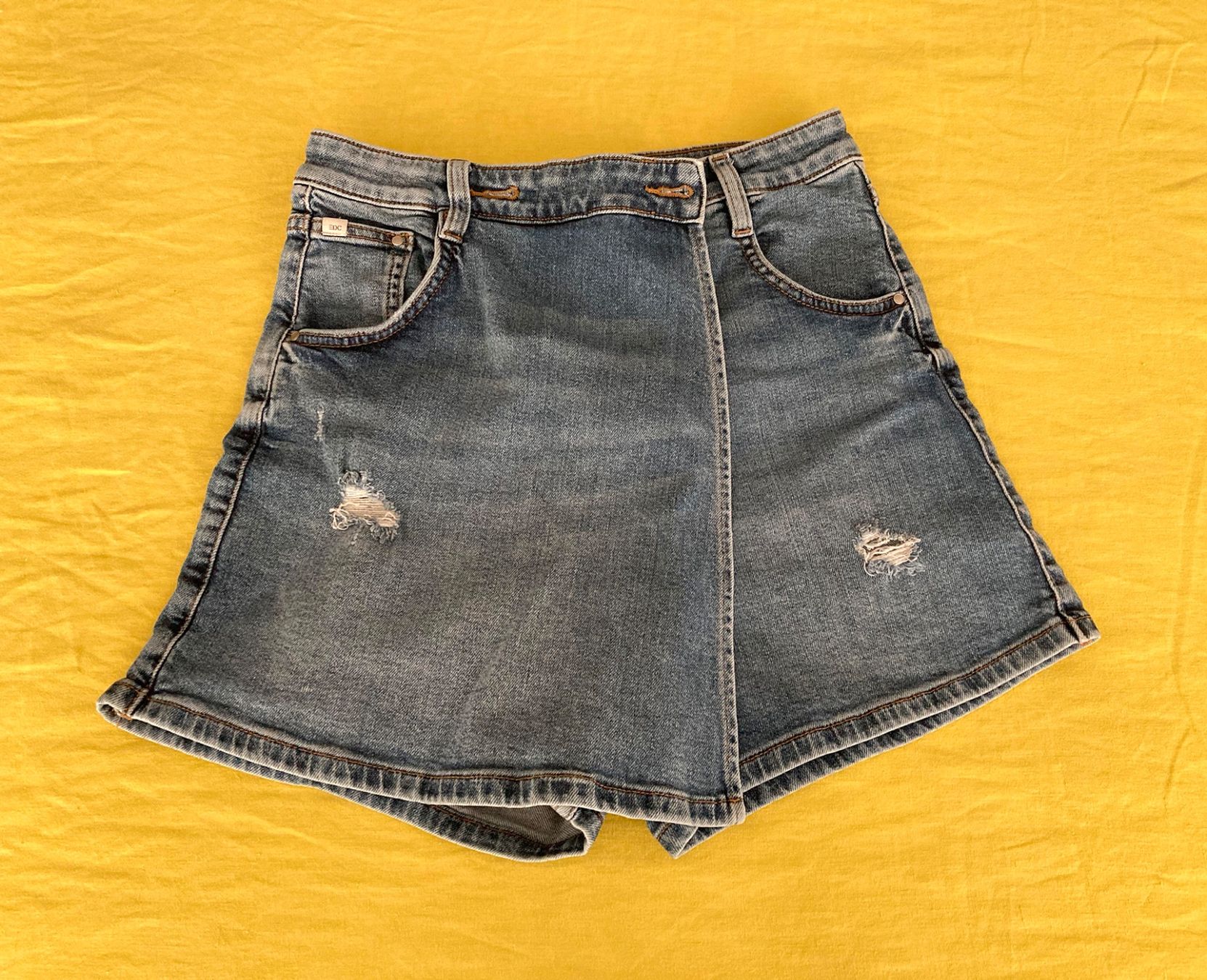 Esprit Hosen: Short en jean bleu déchiré taille 36 – Gebraucht aus Vionnaz von nadinus73