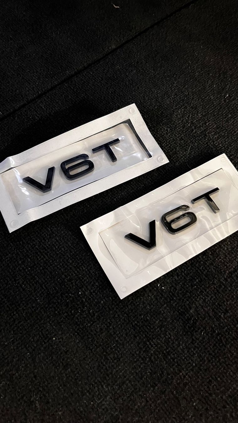 Audi Tutti pezzi di ricambio auto: Audi emblem V6T Competition schwarz – Nuovo e nell'imballaggio originale da Dübendorf venduto da Marvel_Super-Hero.--
