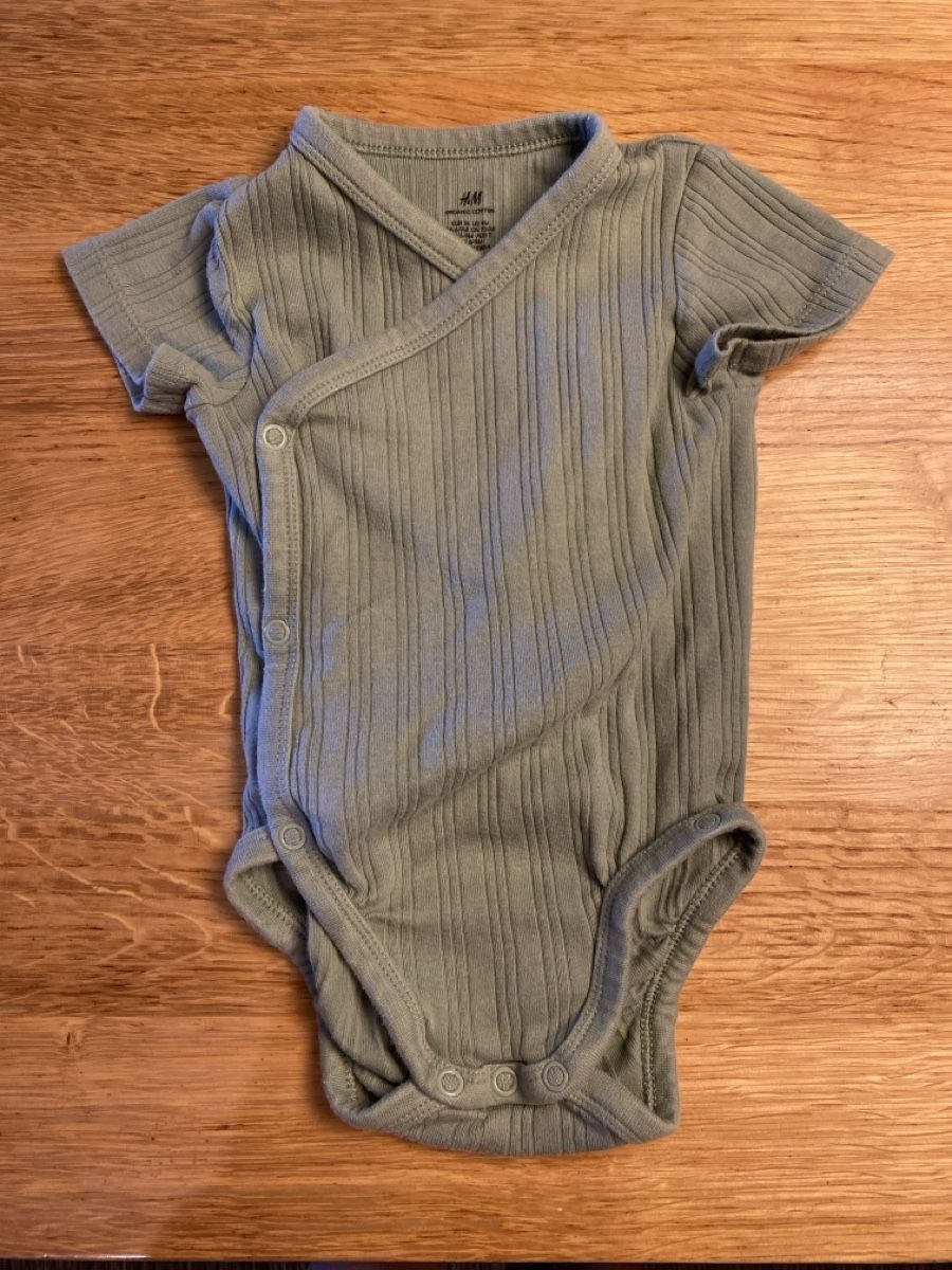 Vestiti & Gonne: H&M Body Grösse 74 grün – Usato da Kriens venduto da aloha19