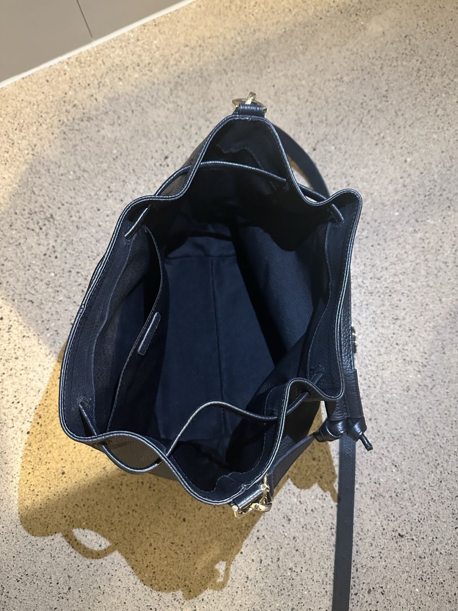 Aigner Borse da donna: Schwarze Beuteltasche von Aigner – Nuovo (secondo la descrizione) da Bern venduto da est_56rm 6