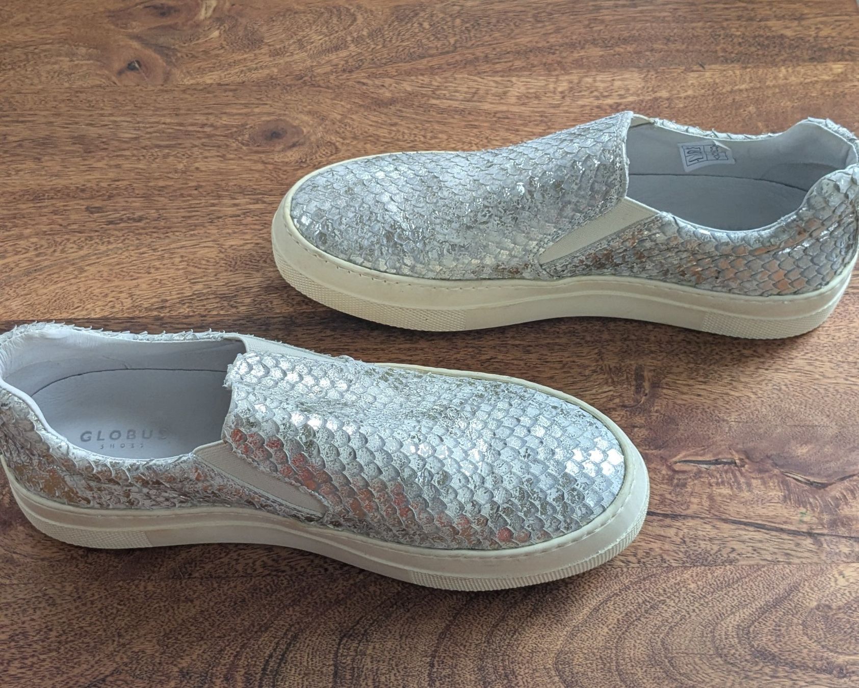 Scarpe da donna: Sneaker, Gr.41, silber und weiss, Globus, Schuppendesign – Usato da Zürich venduto da Rosensbach
