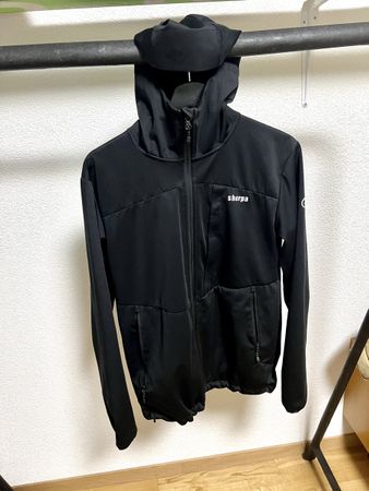 Sherpa Outdoor Jacke mit Kapuze, Schwarz, Grösse S!