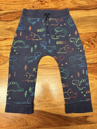 Kinderhose mit Dino-Muster