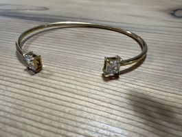 Armreif goldfarben mit quadratischen Steinen offen