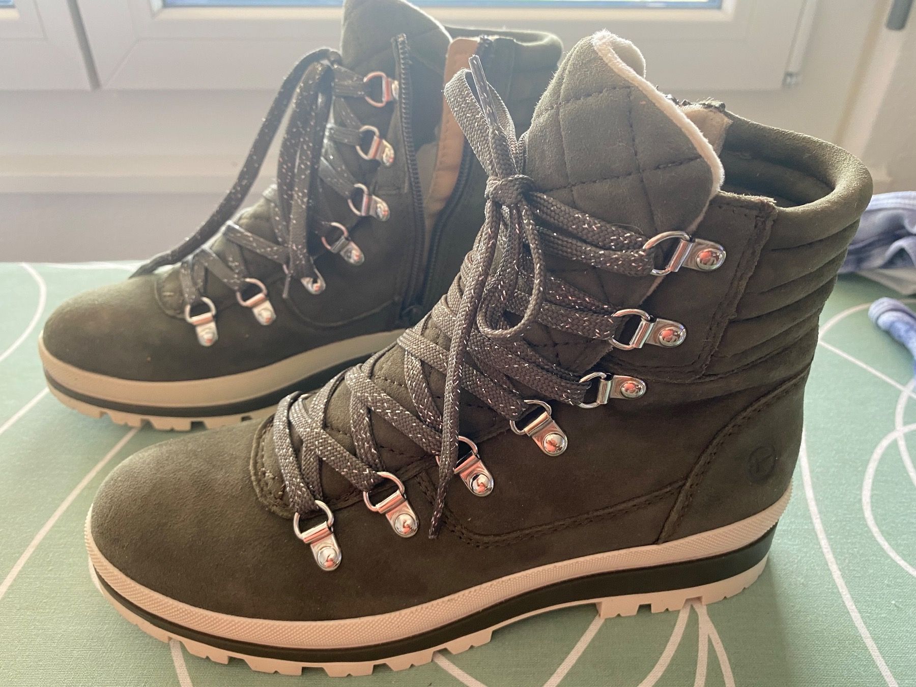 Tamaris Damenschuhe: Chaussures neuves vertes t. 38 avec fermeture éclair vert – Neu und originalverpackt aus Crans-Montana von DecoVal555