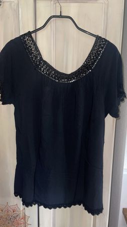 Elegantes schwarze Bluse mit Pailletten und Spitze – Grösse 