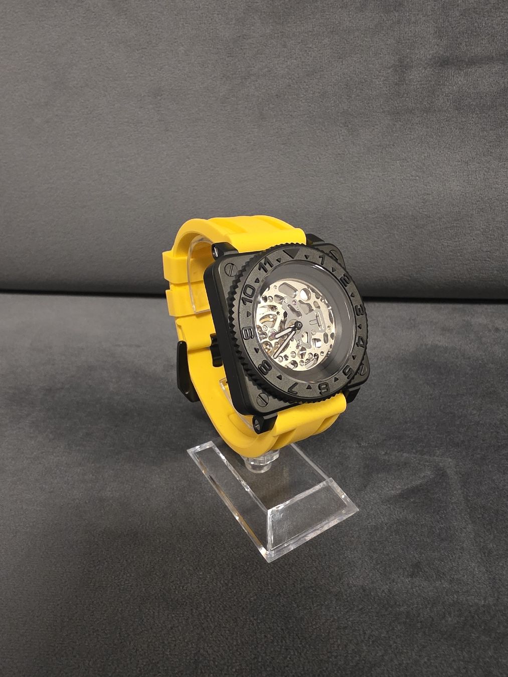 Montres: Quadratische mechanische Skelettuhr, Schwarz, Gelb – Neuf (Voir description) à Dietikon par johnstrupi 2