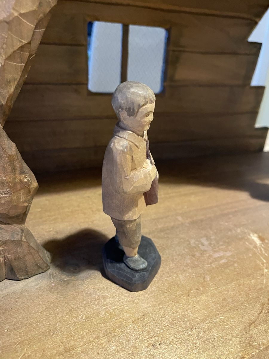 Figurines: Knabe mit Tasche E. Thomann Brienz – D'occasion à Flawil par Naphtali 1