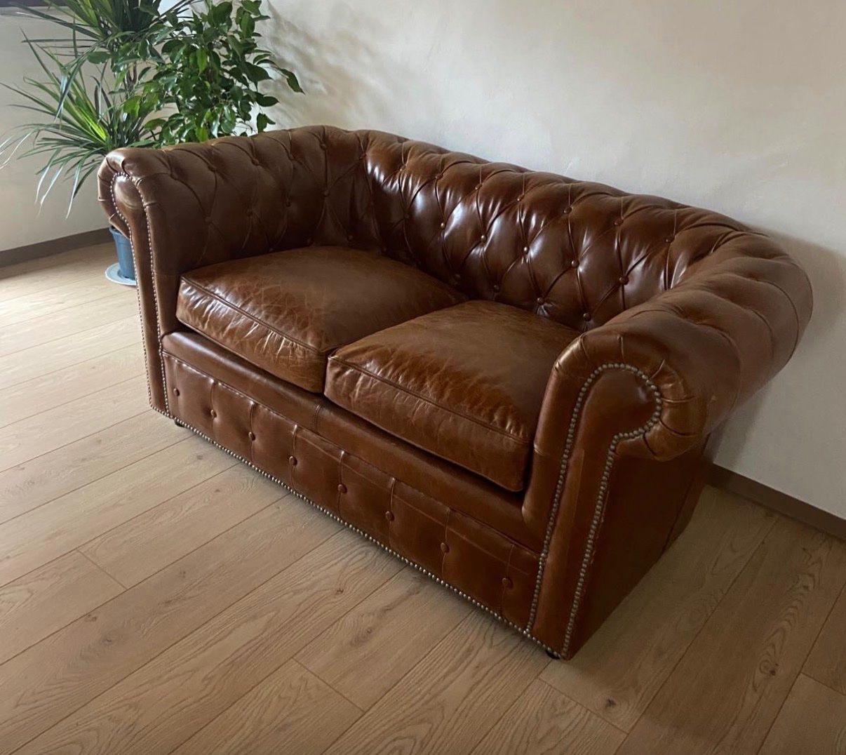 Maisons du monde Divani: Chesterfield. Divano in pelle originale – Usato da Losone venduto da wsz_pz7s