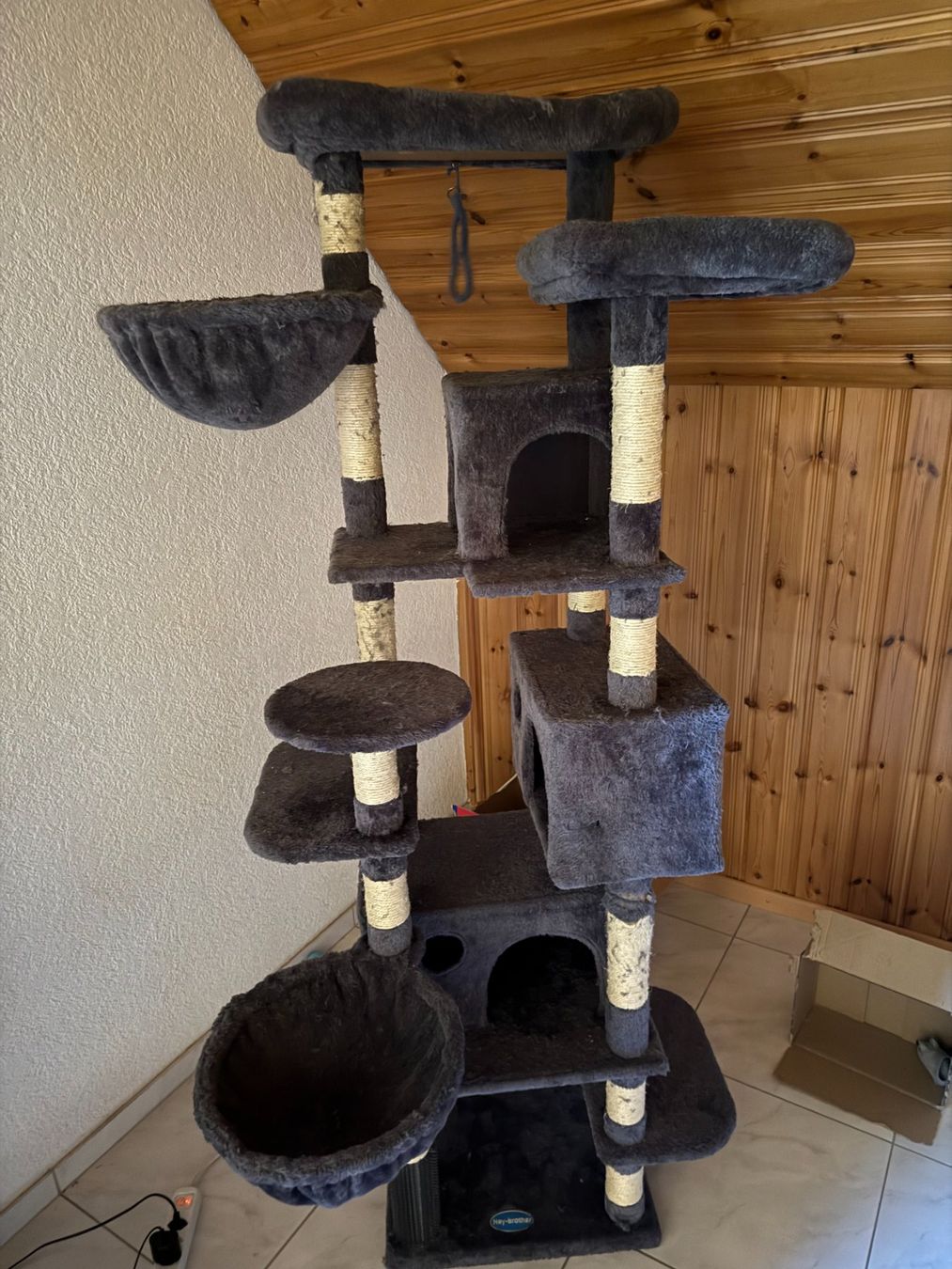Katzenbaum - Kratzbaum: Kratzbaum dunkelgrau mit Hängematten und Hëusern – Gebraucht aus Wattwil von tra_966s