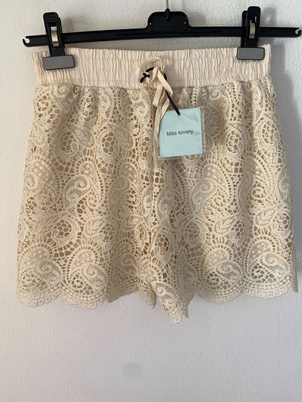 Pantaloni: SOMMER HOSE-DAMEN SPITZEN-BEIGE – Nuovo e nell'imballaggio originale da Meienried venduto da ManuelaBoutique