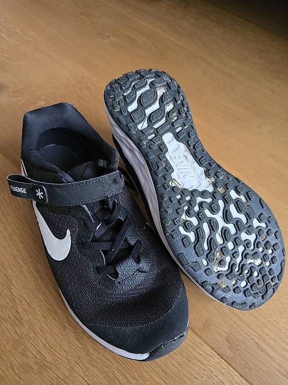 Scarpe per ragazzi: Nike Turnschuhe, Grösse 35 – Usato da Stüsslingen venduto da Jersey_75 1