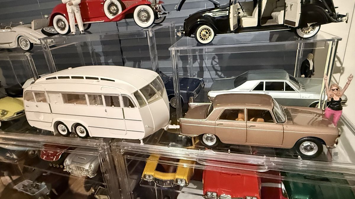 Peugeot Modellini d'auto:  Wohnwagen weiss mit Peugeot 404  1:18 – Nuovo (secondo la descrizione) da Basel venduto da GlaihuenigeCars2025 4