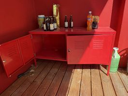 Rotes Ikea PS Möbel
