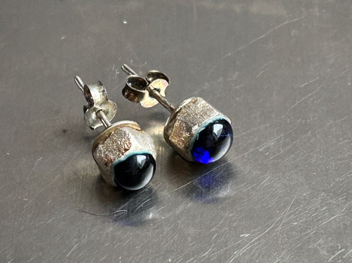 Orecchini pendenti & Orecchini a lobo: Silber Ohrstecker mit blauem Stein – Usato da Laufen venduto da Bellavitaboom