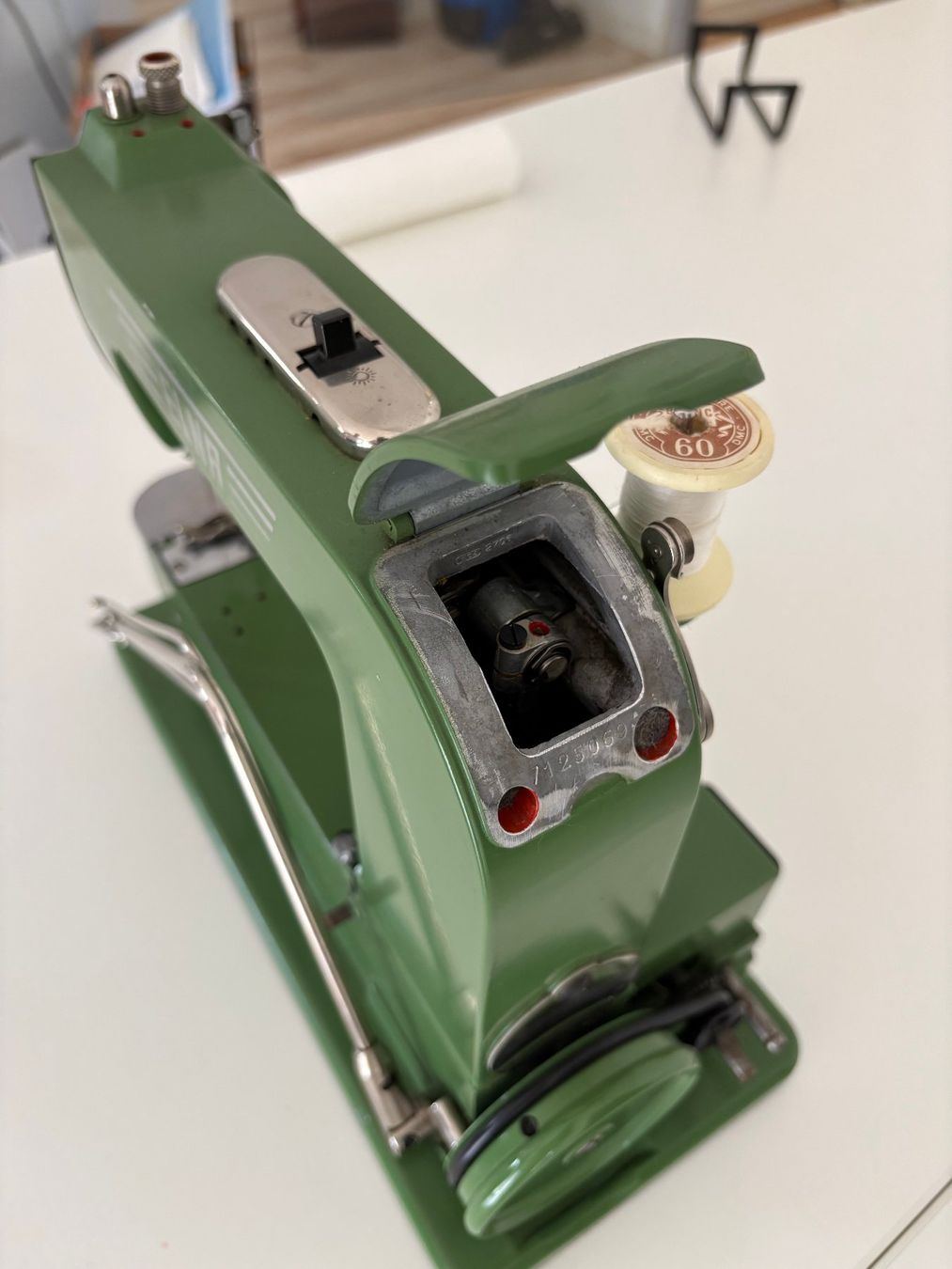 Elna Macchine da cucire: Machine à coudre ancienne Elna – Usato da Monthey venduto da OlivierBurgener 2