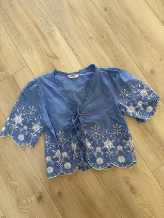 Damenbluse ONLY blau bestickt mit Spitze Grösse S neuwertig
