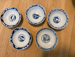 Fünf alte chinesische blau-weiss Schalen