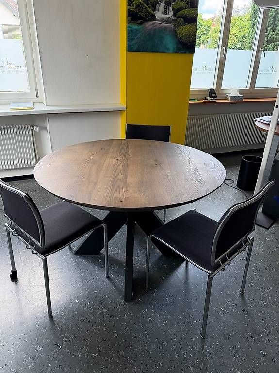 Tische: Massiver Eichenholztisch Bisley Fortis Circle mit 3 Stühlen – Gebraucht aus Sursee von man_t6lz