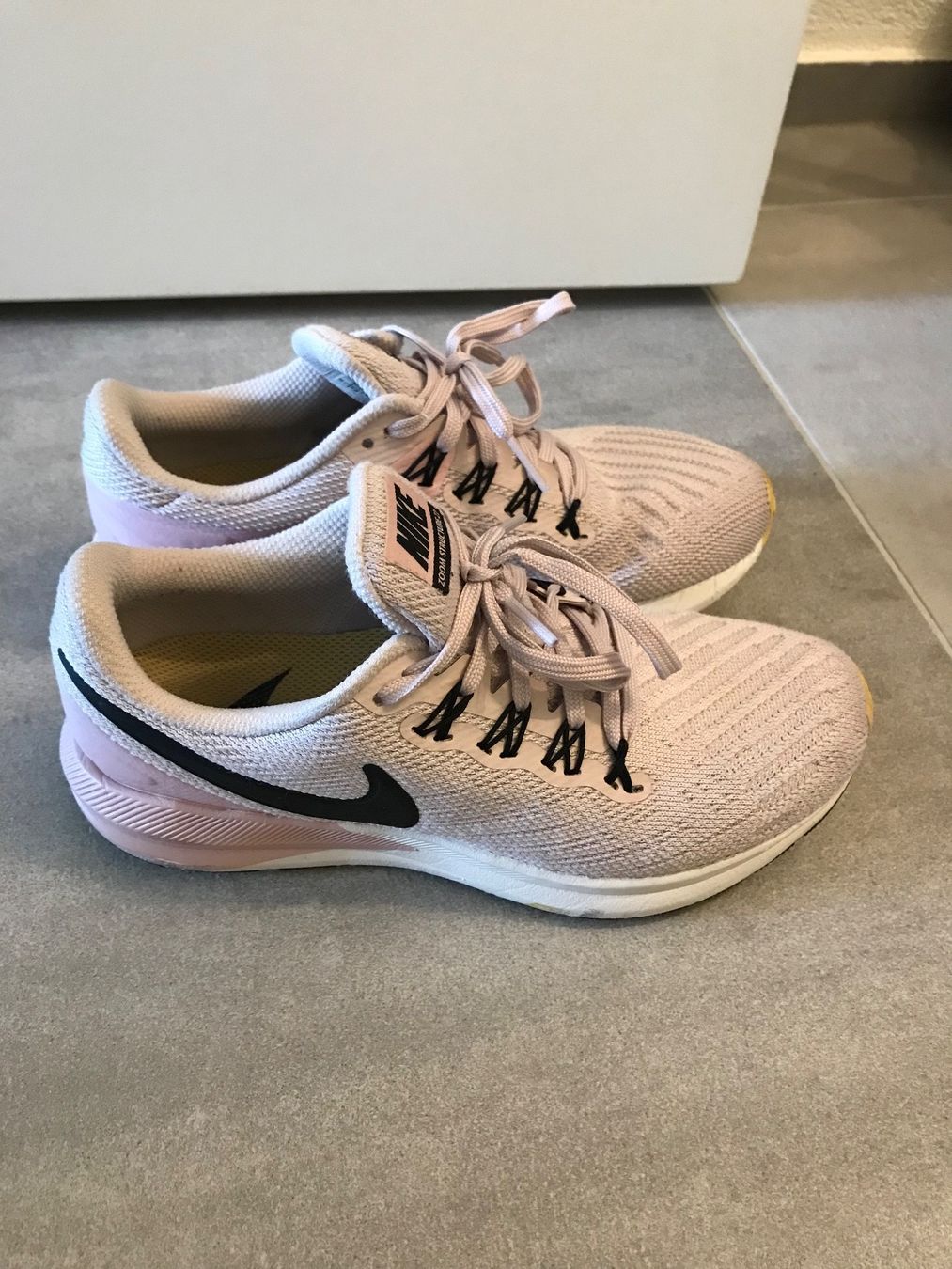 Nike Schuhe für Mädchen: Nike Air Gr. 35,5 Turnschuhe Run – Gebraucht aus Affoltern am Albis von variablend 1