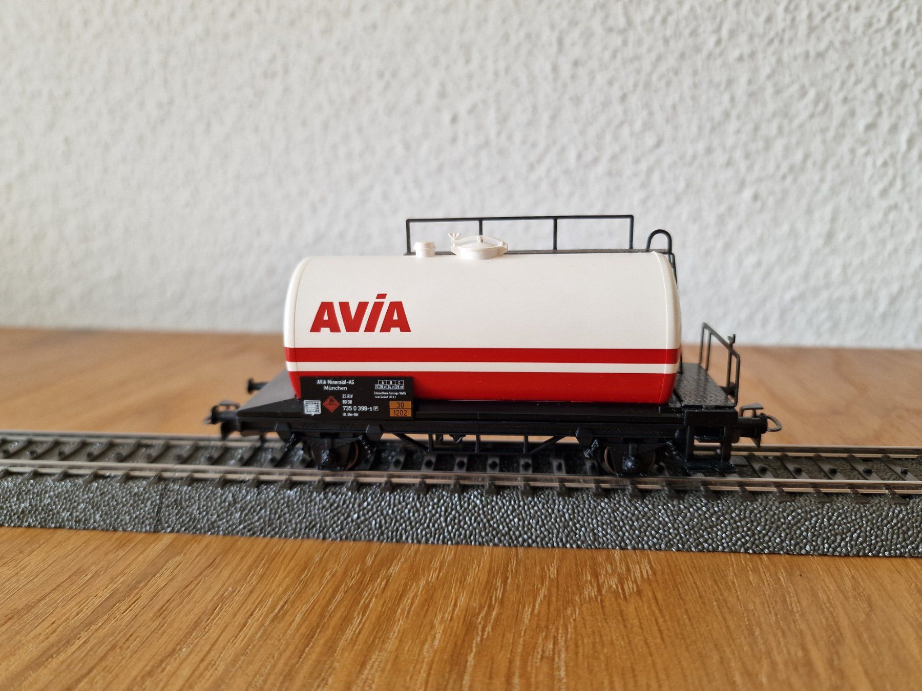Märklin Modelleisenbahnen: Märklin Tankwagen AVIA H0 – Gebraucht aus Matten b. Interlaken von lor_hr9w 1