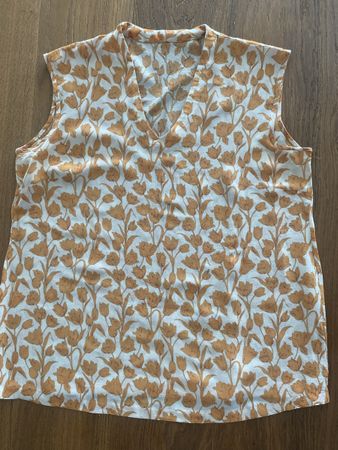 Viscose Top Farbe creme mit orangem Blumenmotiv Gr. 42