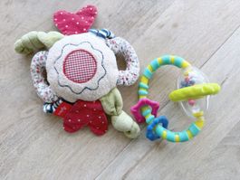 Zwei Baby Spielzeuge / Rasseln / Greiflinge