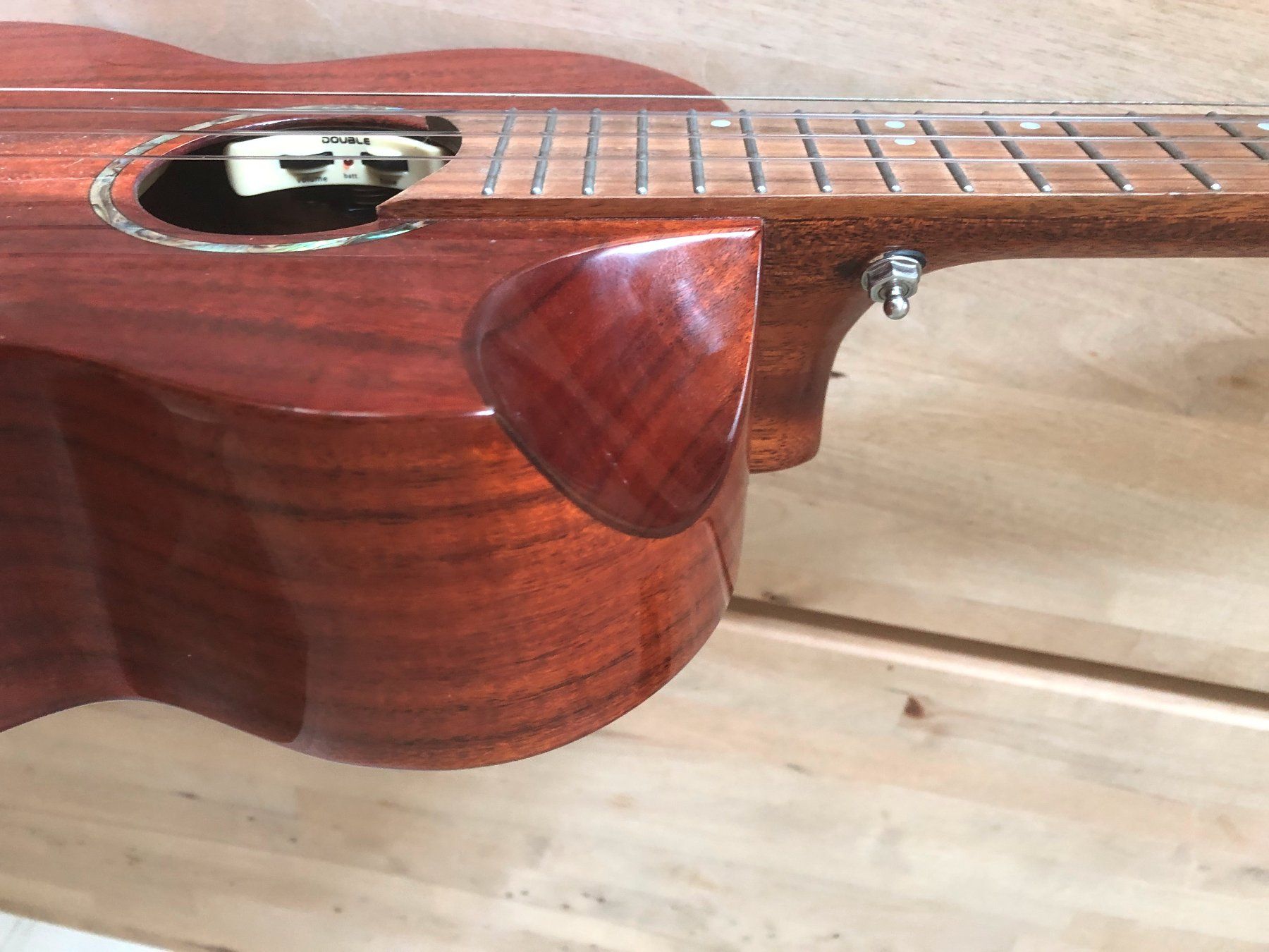 Strumenti musicali: Ukulele Flight Mustang Tenor EQ-A – Usato da Oberengstringen venduto da harburger 5