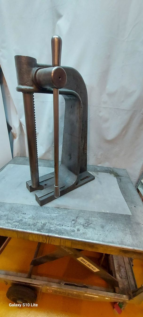 Tous les outils: Hand-Presse – D'occasion à Riken AG par ebufix 1