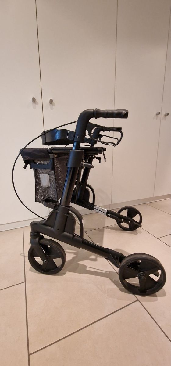 Gehhilfen: Rollator mit Bremse und Tasche – Neu (gemäss Beschreibung) aus Hinwil von dire07