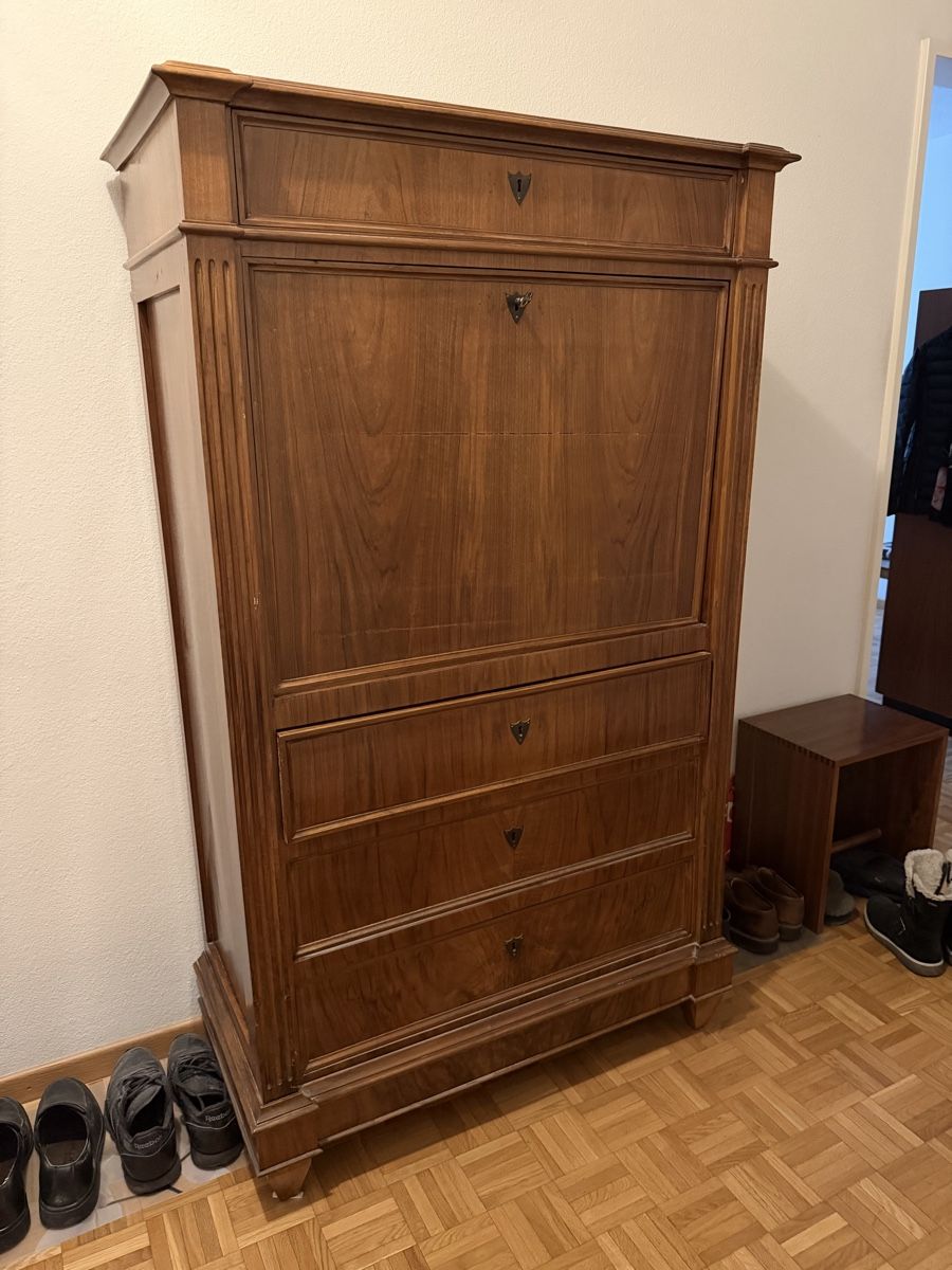 Schränke: Antiker Holzschrank – Gebraucht aus Meilen von Butzbach