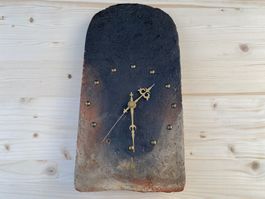schöner alter Vintage Biberschwanz Ziegel als Wanduhr