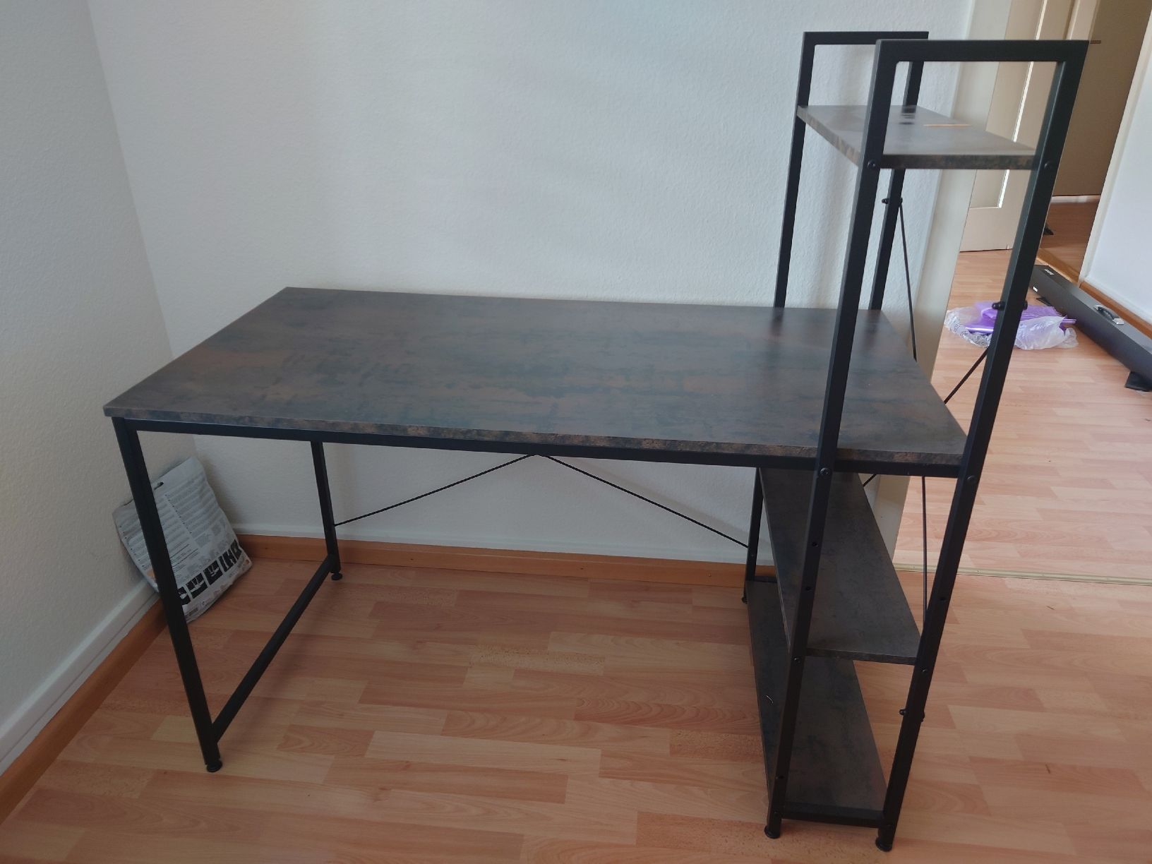 Bureaux: Desk - Urgent to sell for moving! – D'occasion à Muttenz par mla_5d58