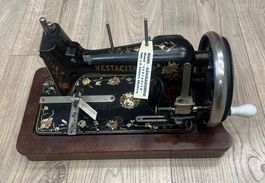 Hand-Nähmaschine VESTACITA Modell alt mit Holzplatte