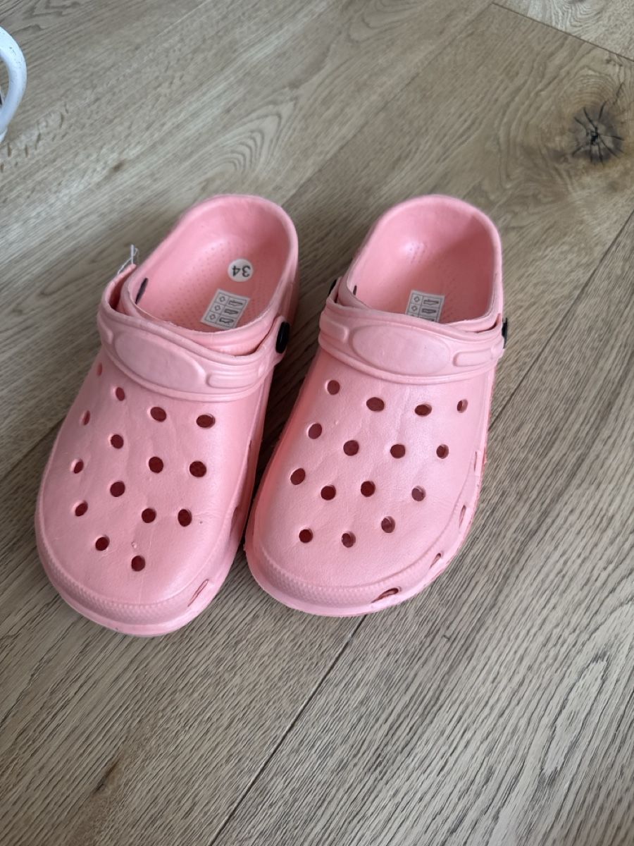 Chaussures garçon: Chaussure type Crocs 34 – D'occasion à Montreux par canori