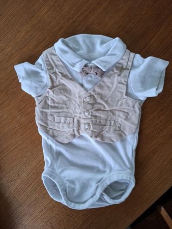 body 56 mit Weste und Fliege