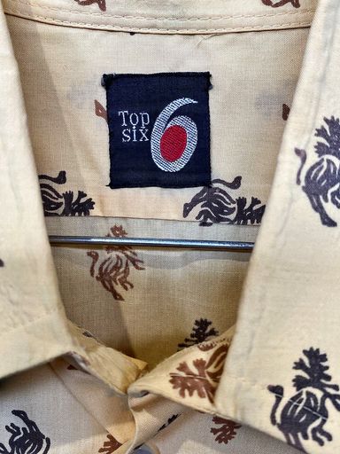Hemden: Top Six Beiges gemustertes Button-Down-Hemd – Vintage-Stil – Gebraucht aus Zug von vinokilo 3