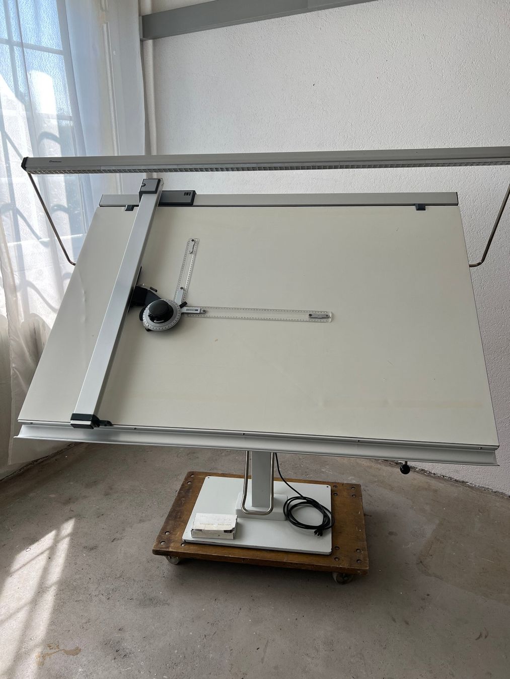 Scrivanie: Zeichentisch mit Waldmann Lampe – Usato da Bern venduto da tradestation