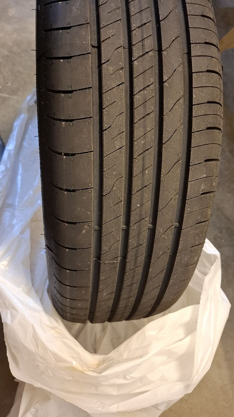 Pneus & Kompletträder: Absolut neuwertig! 39/25! Good Year Sommerreifen 215/60R17 – Neu (gemäss Beschreibung) aus Volketswil von Tinkertown 3