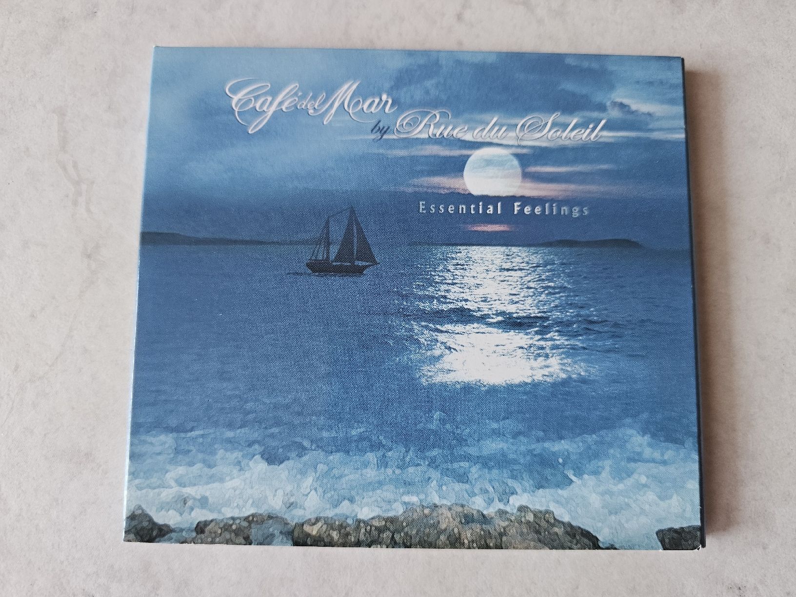CD: Café Del Mar  -  Rue Du Soleil  /  Essential Feelings – Usato da Schneisingen venduto da backstore24