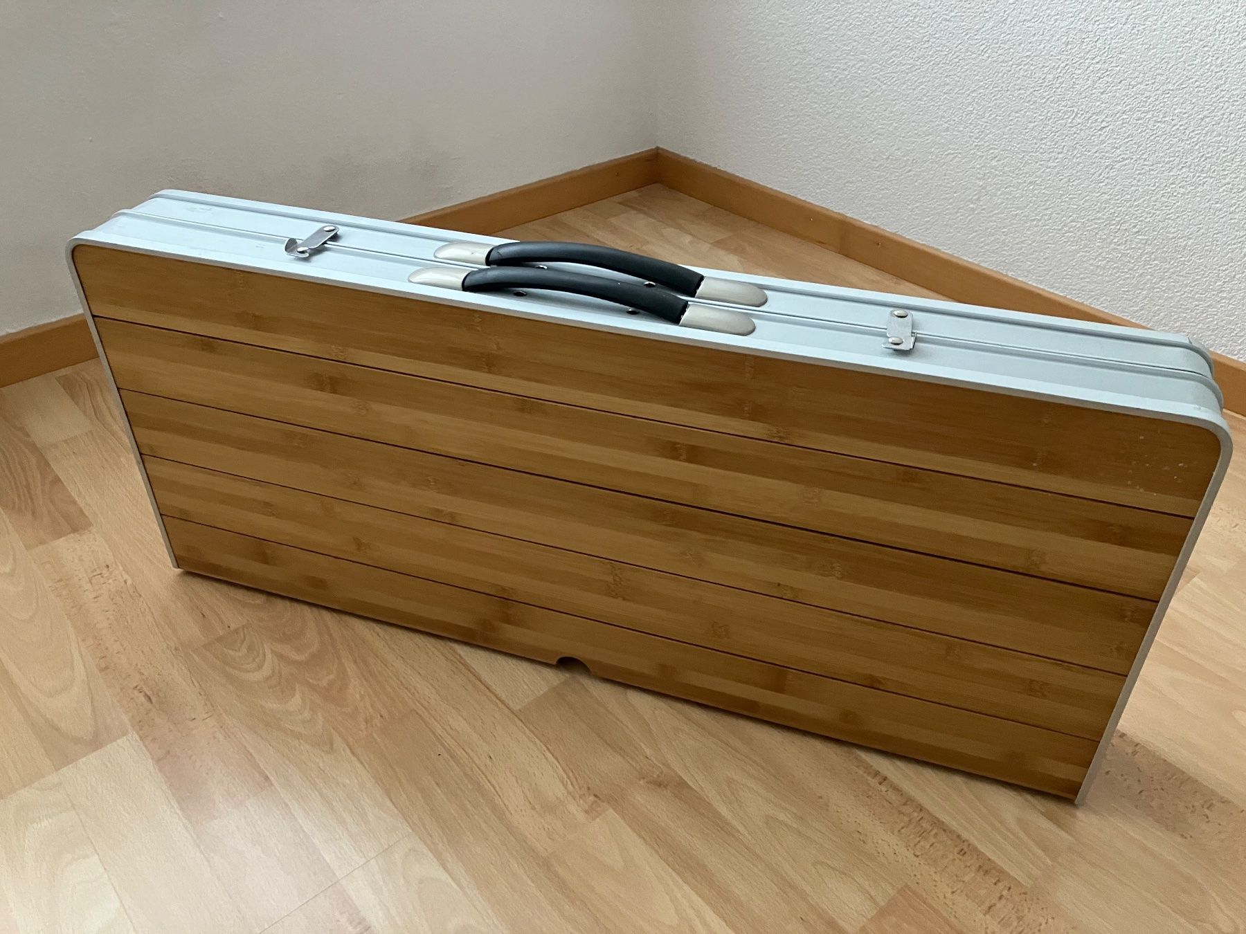 Tische: Picknick/Koffertisch – Gebraucht aus Nidau von