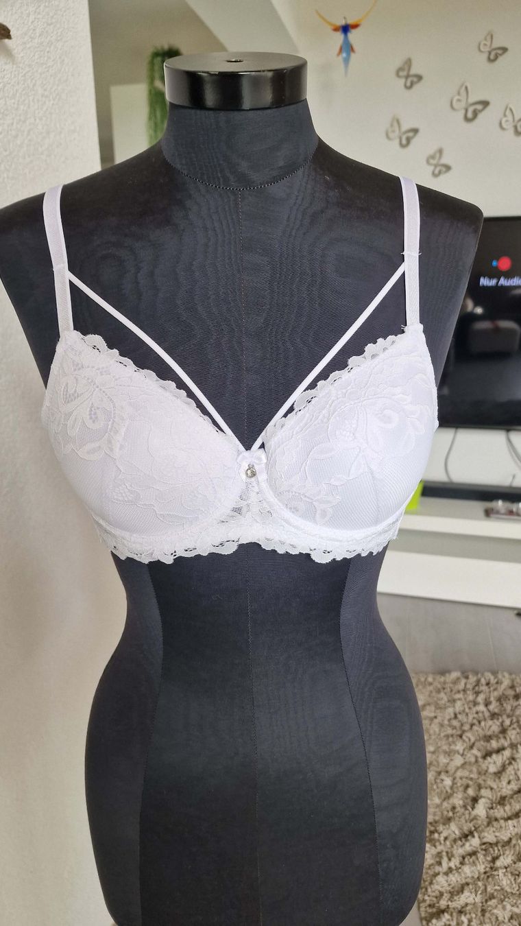 Sonstige Unterwäsche: Spitzen-BH mit Strass-Element NEU – Neu und originalverpackt aus Wil  AG von Kfloh