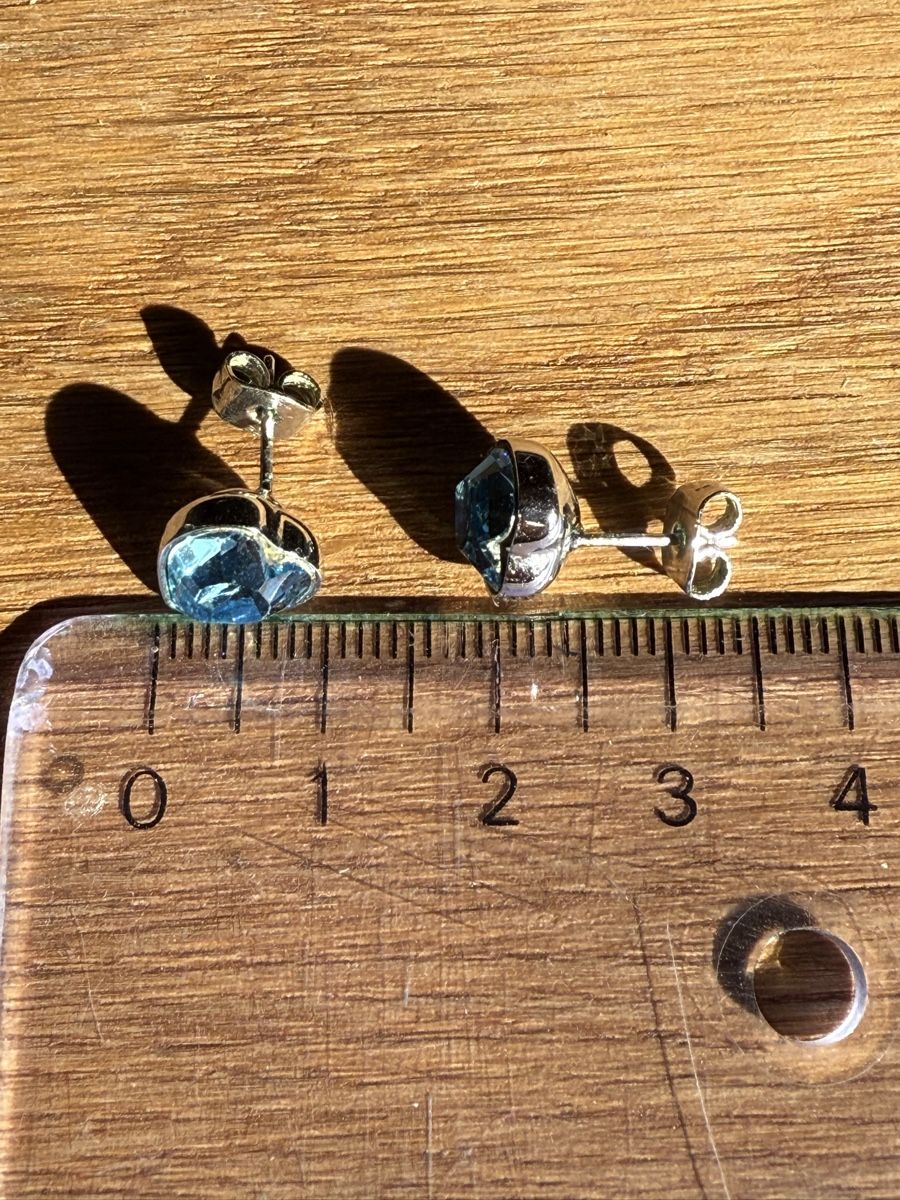 Ohrringe & -stecker: Elegante Silbernfarbene Ohrstecker mit blauen Stein – Gebraucht aus Weiningen ZH von -Adenin- 6