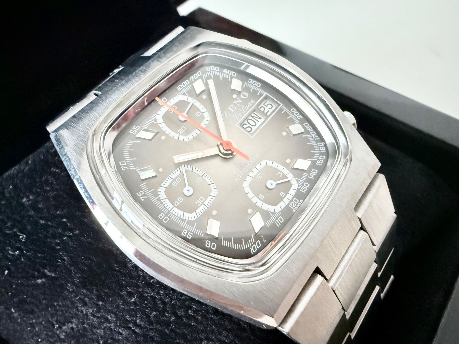 Zeno Orologi: ZENO SQ De Luxe Automatic Day-Date Chronograph, Valjoux 7750 – Nuovo e nell'imballaggio originale da Le Mont-sur-Lausanne venduto da LycaGallery 3