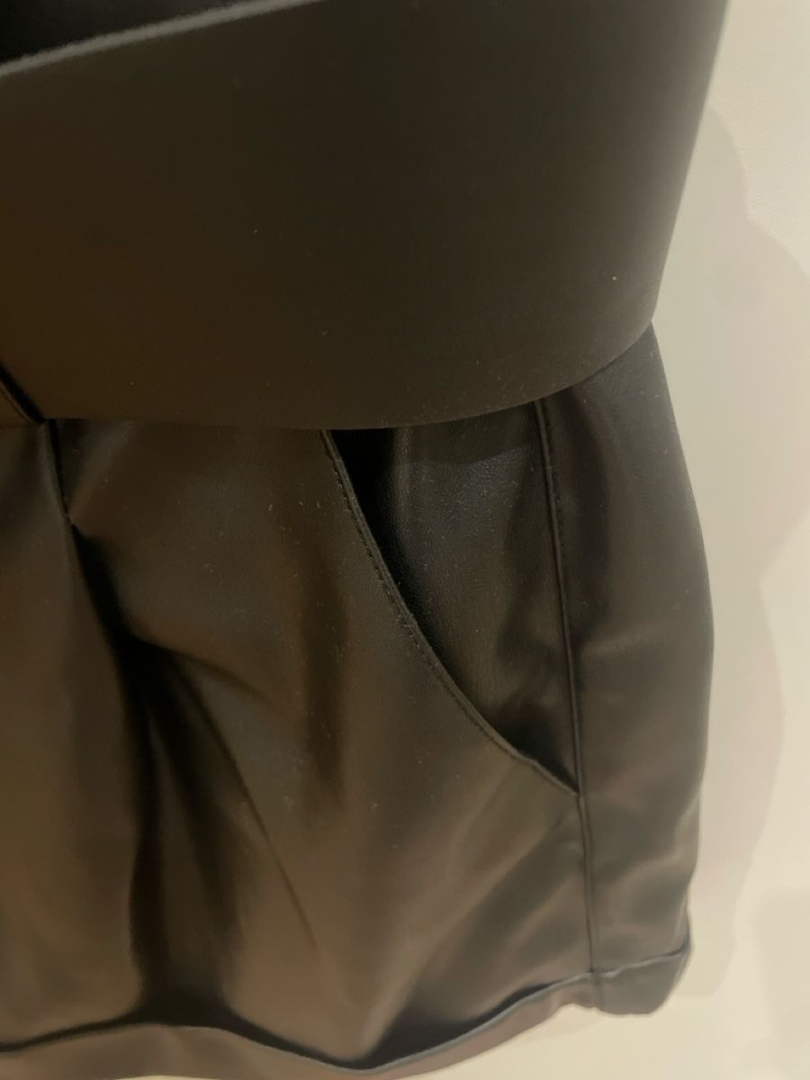 Mango Pantaloni: Schwarze Mango Kunstleder Shorts mit Gürtel, Gr. 36 – Nuovo (secondo la descrizione) da Niederglatt ZH venduto da ctulimp 4