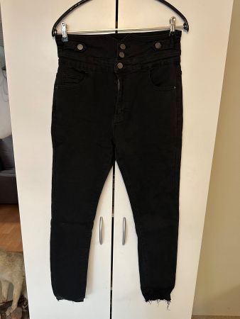 Schwarze Hose mit 3 Knöpfen (L)