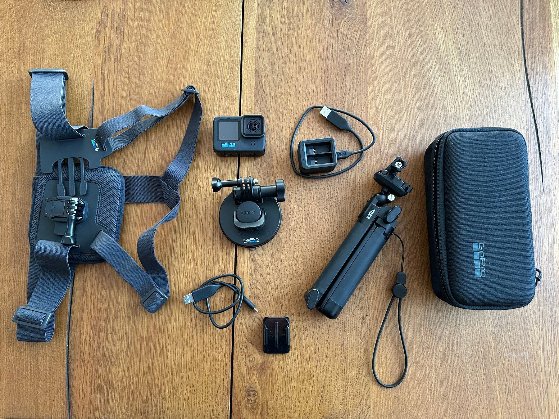 Gopro Action Cam: GoPro Hero 10 mit Zubehör – Usato da Sirnach venduto da oli_d7xj