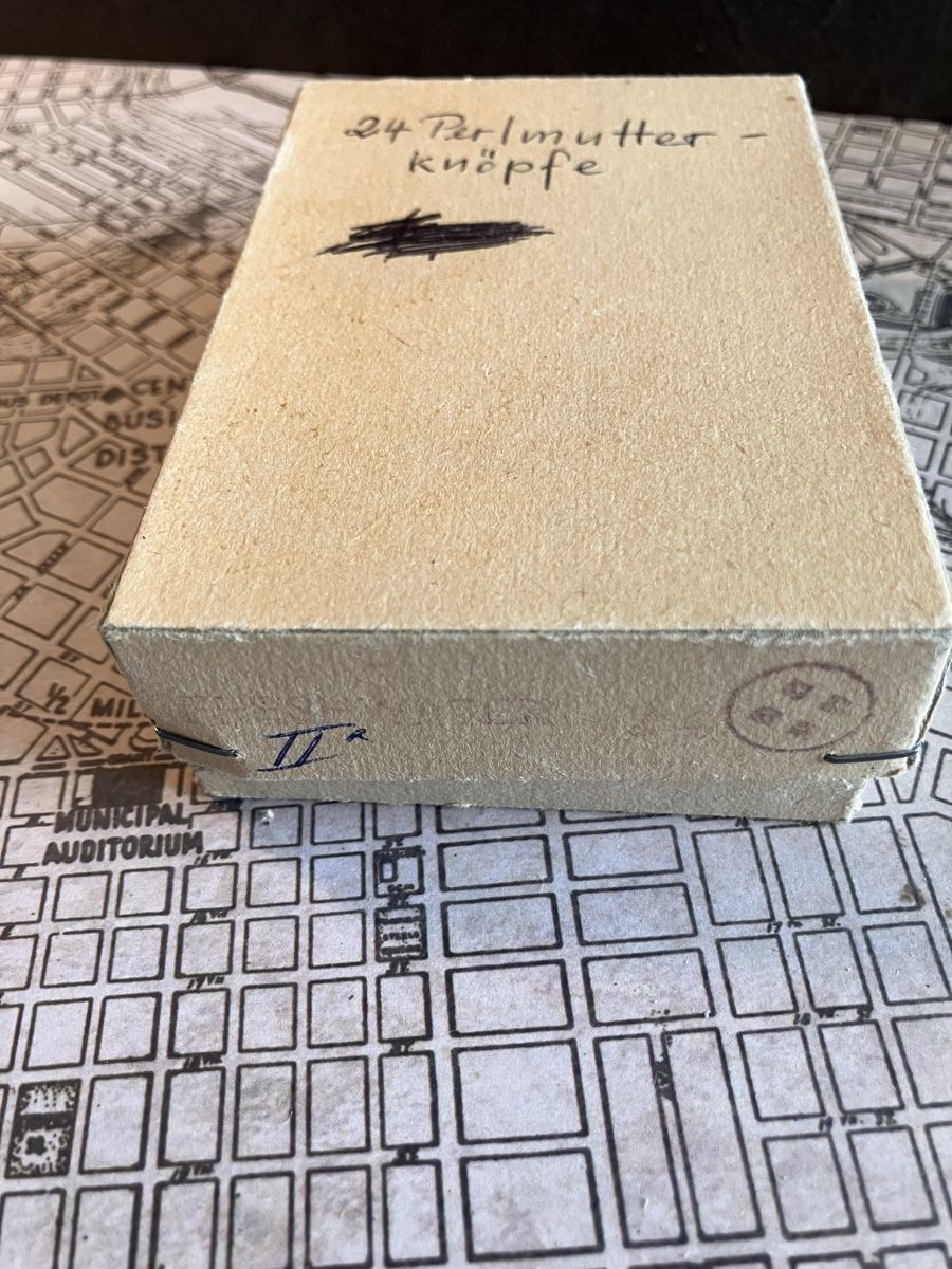 Bottoni: Vintage Perlmutterknöpfe – Nuovo e nell'imballaggio originale da Hubersdorf venduto da Scarafaccio 4