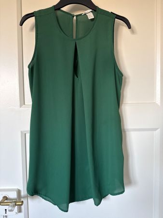 Tolle luftige lange grasgrüne Bluse Gr. 36 ohne Ärmel