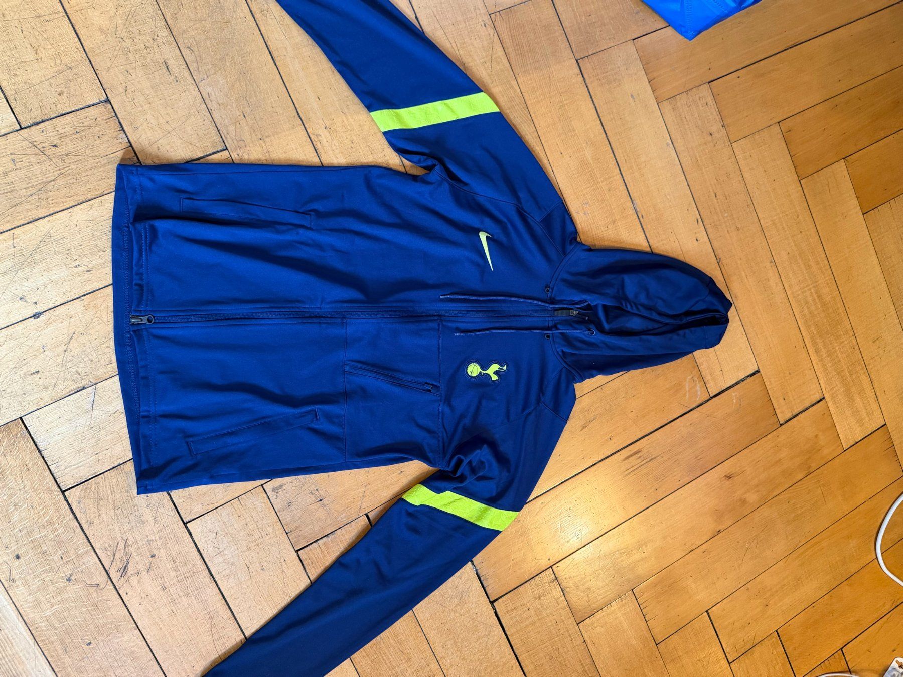 Vestes: Veste à capuche Tottenham Nike bleu marine – D'occasion à Genève par rij_7zrr